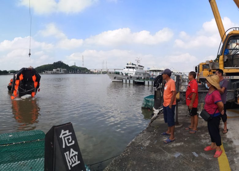 邀请渔民参观学习救生筏抛投.png