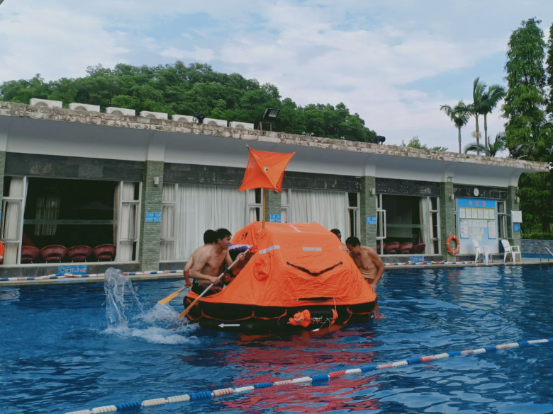 使用救生筏实施水上救生训练.png