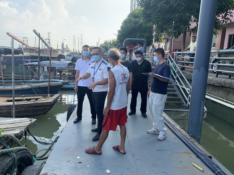 执法人员对停泊点的渔船开展全覆盖安全大检查0.jpg