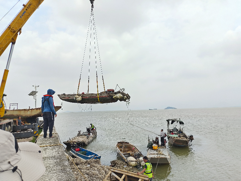 珠海市经济开发区平沙镇海泉湾附近海域吊运“三无”船舶.jpg